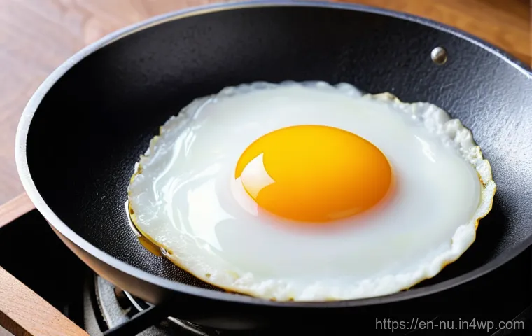 중국식 계란후라이 요리법 - **"Golden Edge Sizzle in a Wok"**: A close-up, high-angle shot capturing a single egg sizzling inten...
